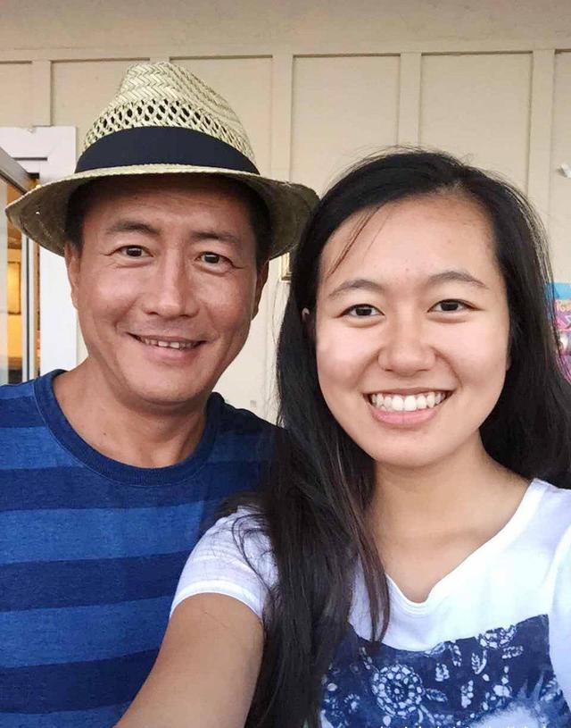 58岁高曙光回家与妻儿团聚!与二婚老婆在家带娃,豪宅内景曝光