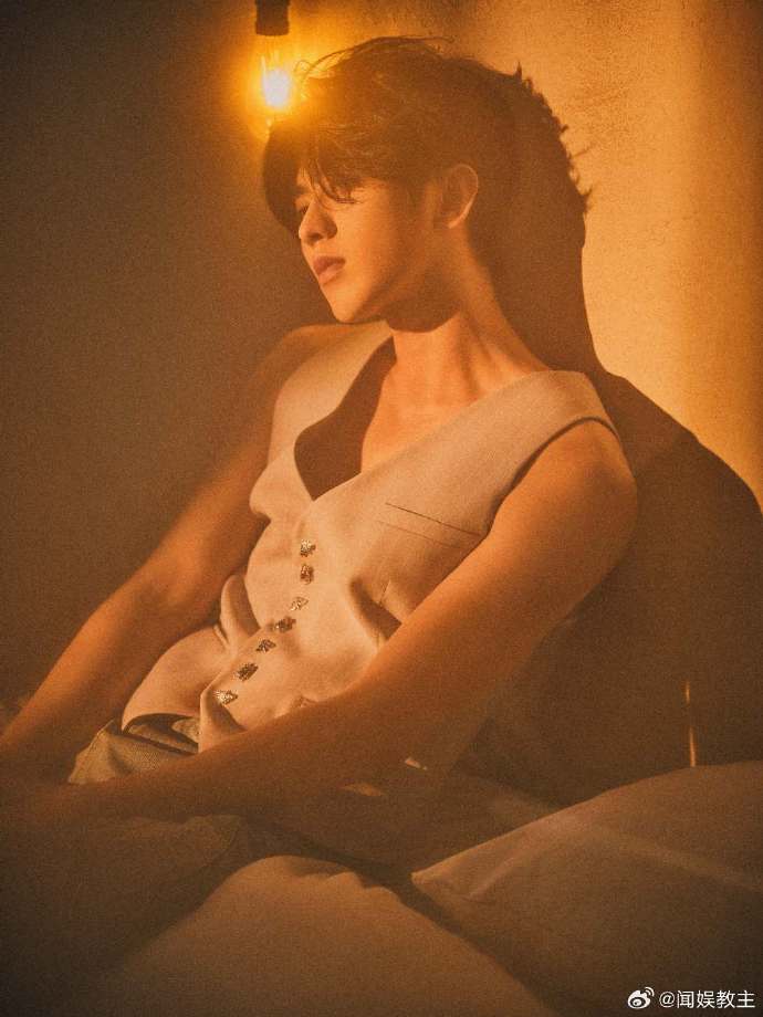 蔡徐坤室内光影写真