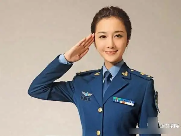 部队出身的杨洋穿着一身军装敬礼尤为帅气.