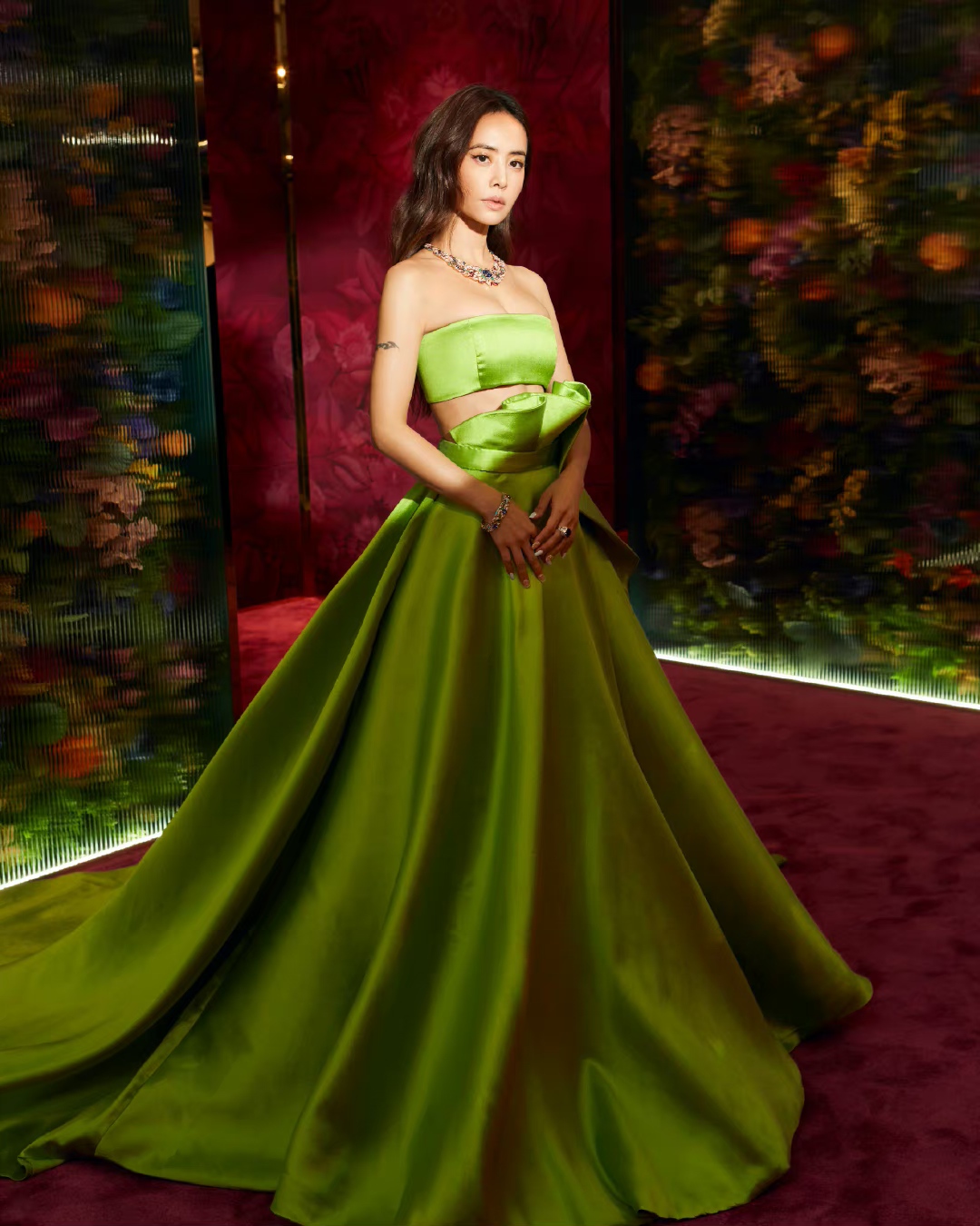 蔡依林# 一袭绿色抹胸拖尾礼裙,肤白貌美的容颜,窈窕曼妙的身材,丰满