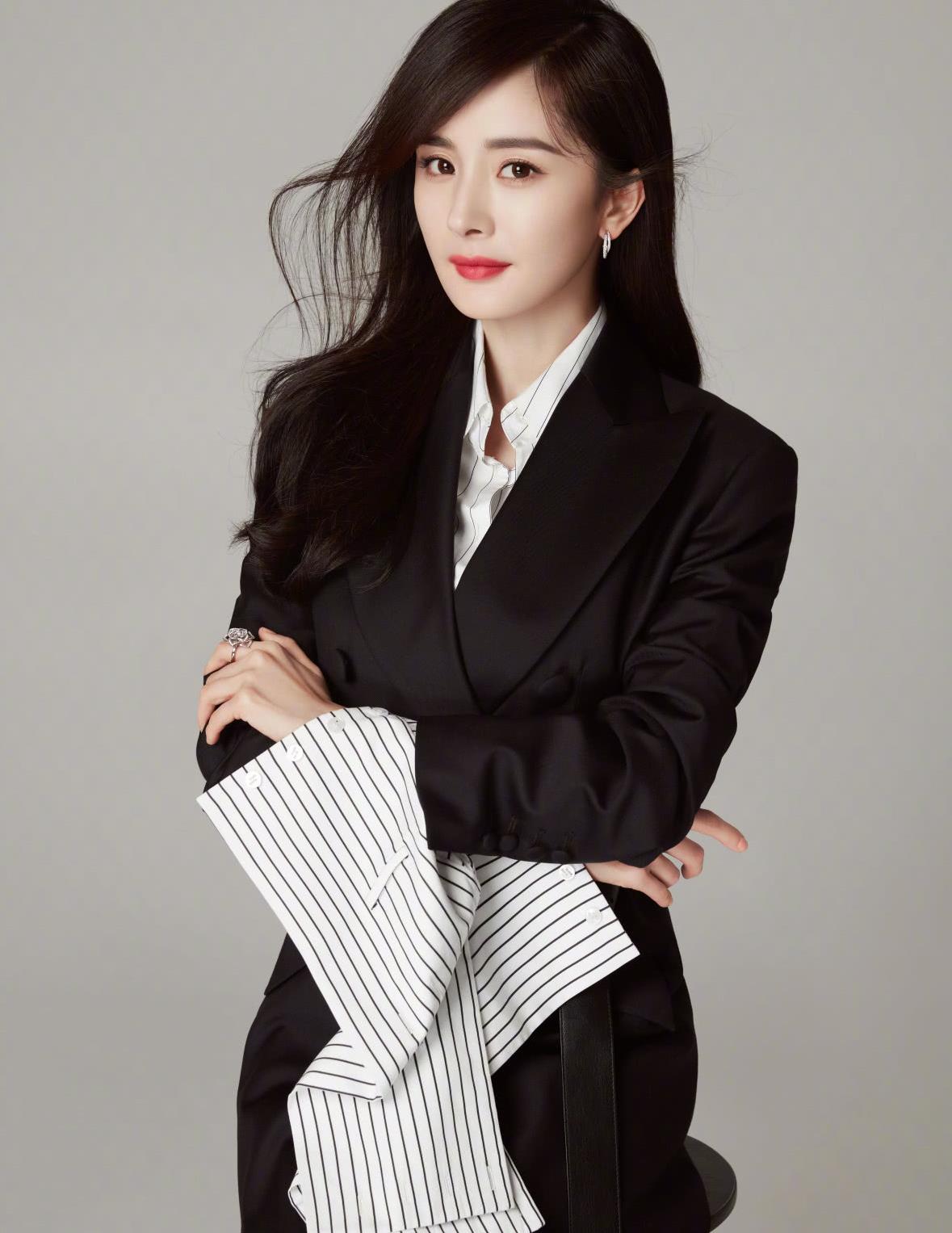 基础款的西装外套,搭配宽大的条纹衬衫,倒也别有一番韵味.