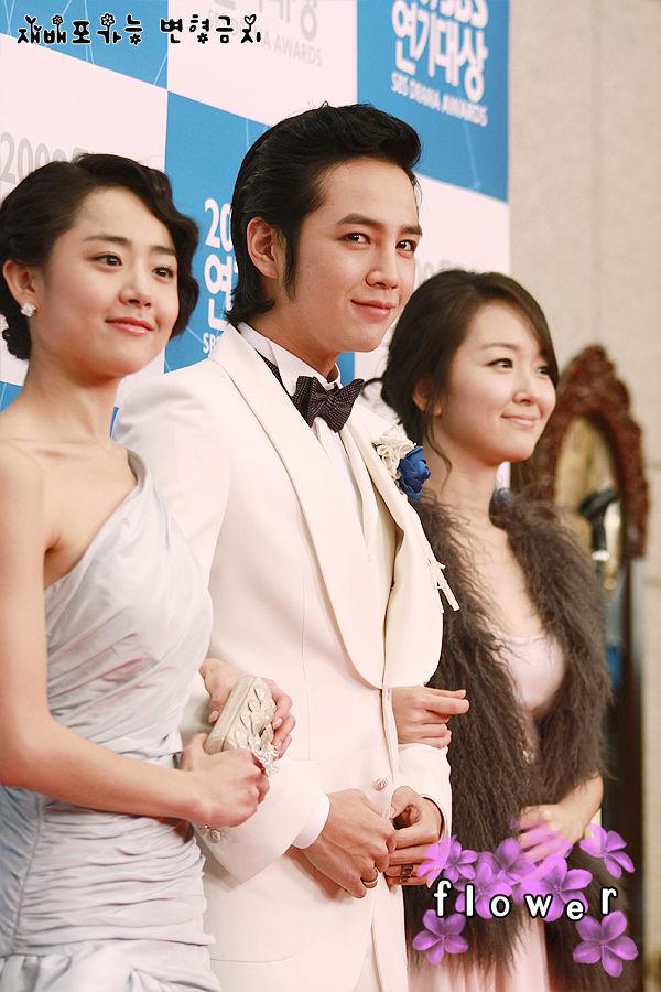 张根硕绯闻女友文根英复出 两人绝密默契照曝光