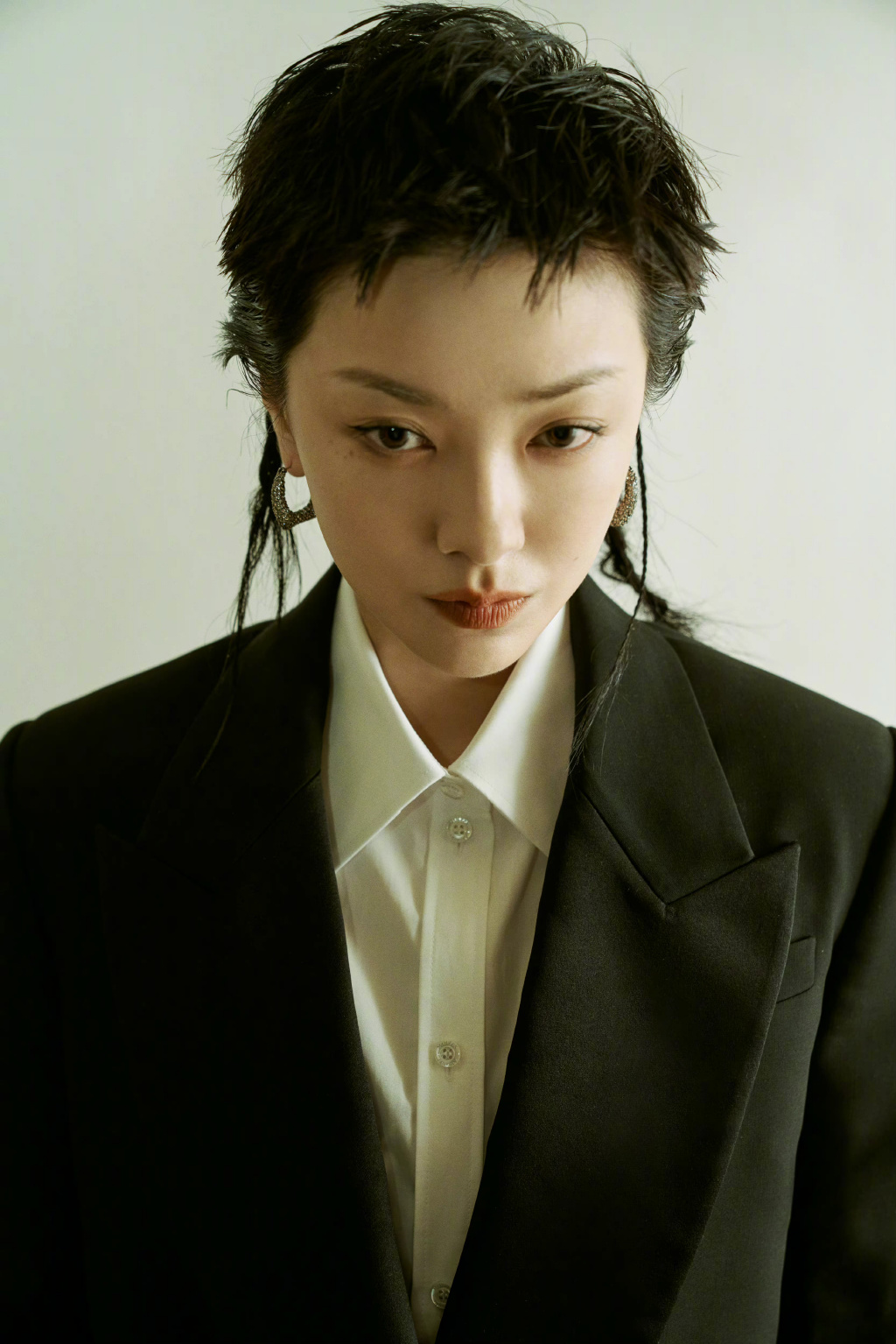 郭采洁清冷甜酷风造型:郭采洁亮相全新活动,短发小辫,个性十足,搭配一