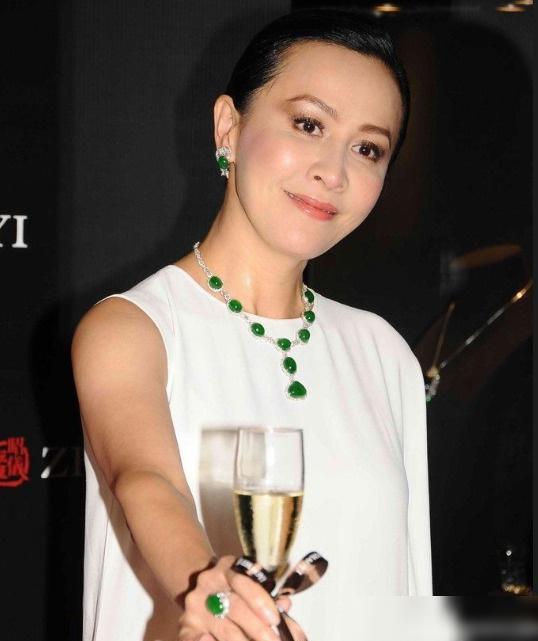 刘嘉玲的翡翠也太美了种水色绝佳就算了还让钻石做陪衬
