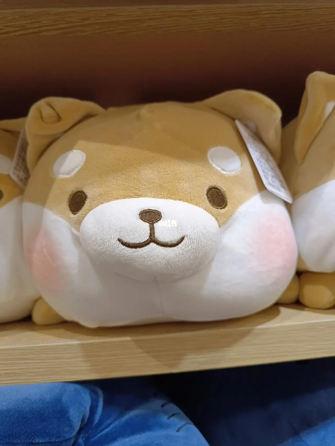 名创优品大鲨鱼玩偶