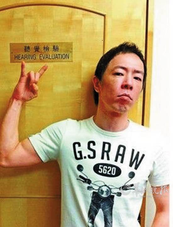 黄贯中投票站内自拍发微博涉嫌违反选举条例被拘