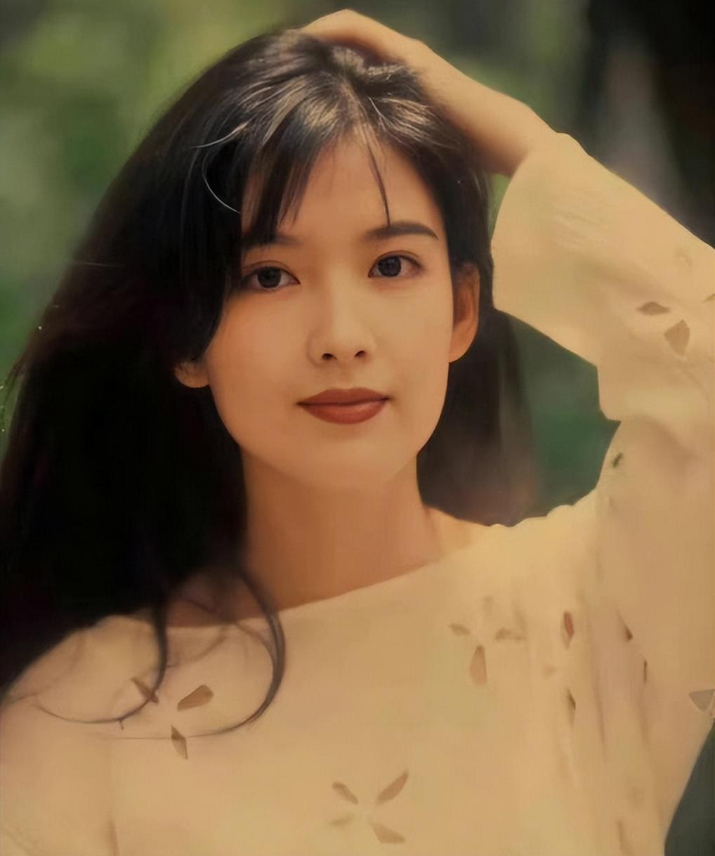 在港剧《大时代》中,周慧敏饰演的"阮梅",把清纯和贤惠的形象展现得