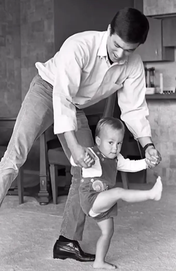 李香凝晒旧照悼念,哥哥和父亲均英年早逝_李国豪_丈夫_动作