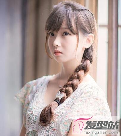 侧编发麻花辫的发型甜美大方淑女范十足