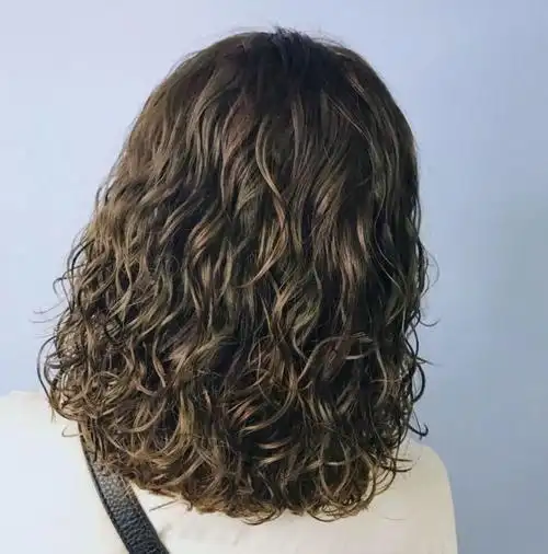 今年时髦的羊毛卷发型适合发量少的妹子