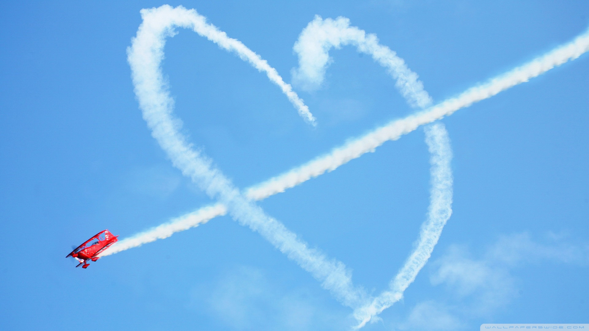 精选好看的蓝色天空中白色爱心形云朵高清爱心图片素材桌面壁纸下载第