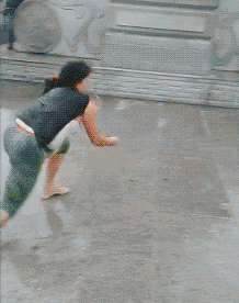 美女翻跟头孙猴子灵巧gif动图_动态图_表情包下载_soogif