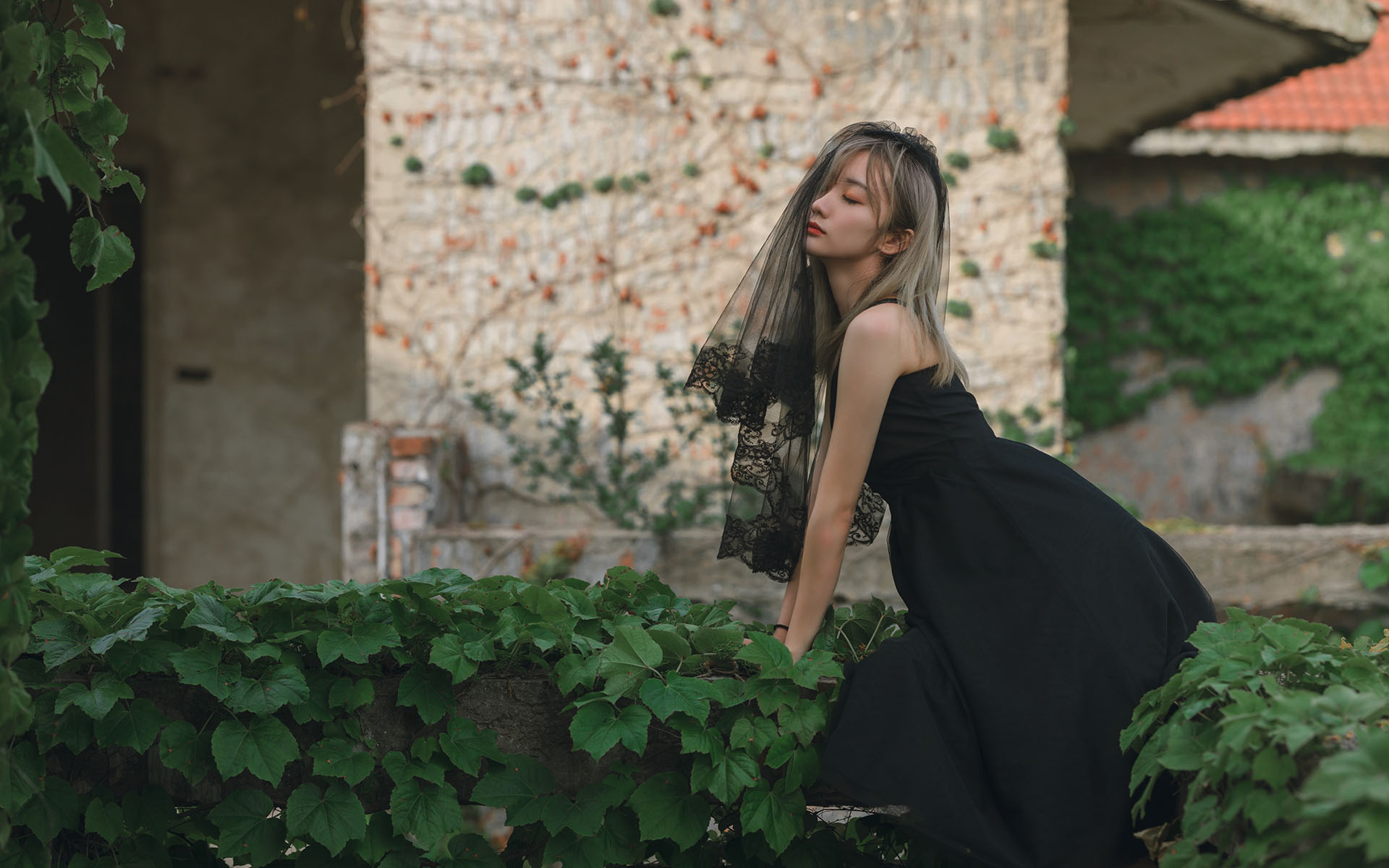 金发美女黑纱裙性感高清桌面壁纸