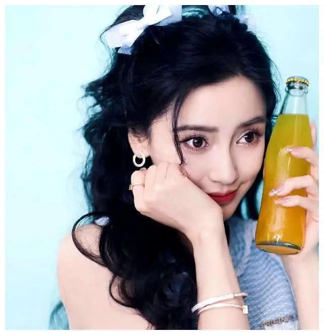 angelababy迪拜出席活动,高定全球首穿待遇好,生图能