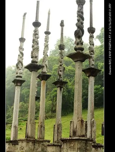 祠堂前的石旗杆