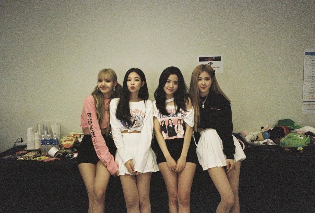 粉墨女团被欺负?主持人大力踹开智秀,强行挤入开场舞引吐槽