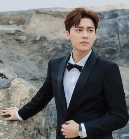 但是让人想不到,竟然连李易峰也贡献了这么大一个瓜让网友啃,像李易峰