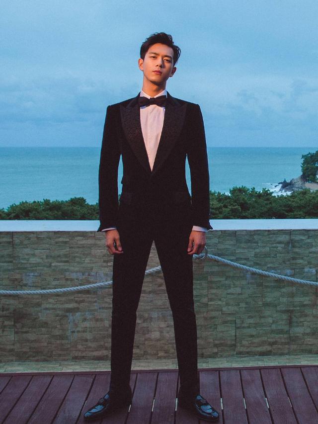 李现腿长105cm,黑色西装vs白色西装,你喜欢哪种风格?