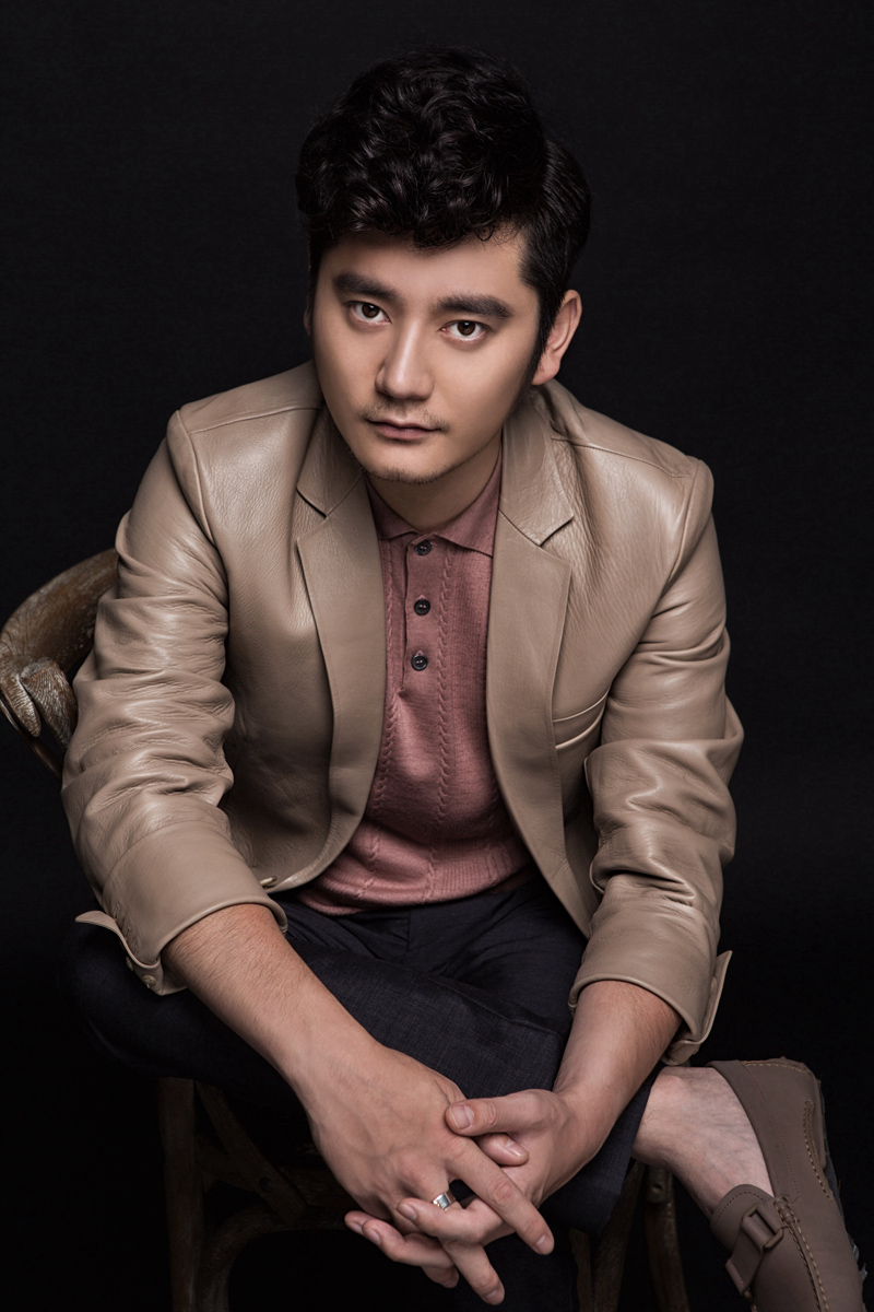 钱枫春日绅士大片浅笑沉思显帅气