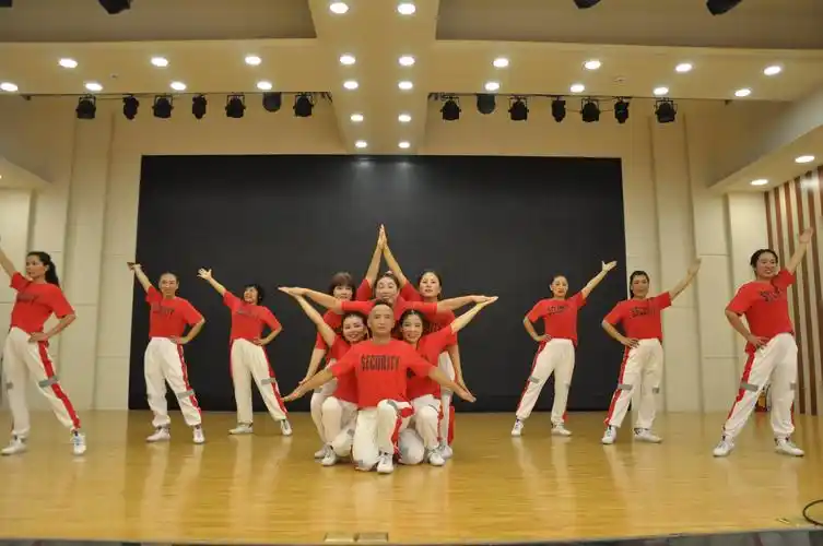 参赛队员表演结束合影,团队帅哥靓女杠杠的!