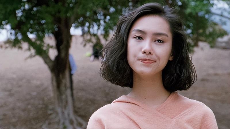 回顾52岁朱茵现状曝光:住深山残屋,开97年车,自由自在