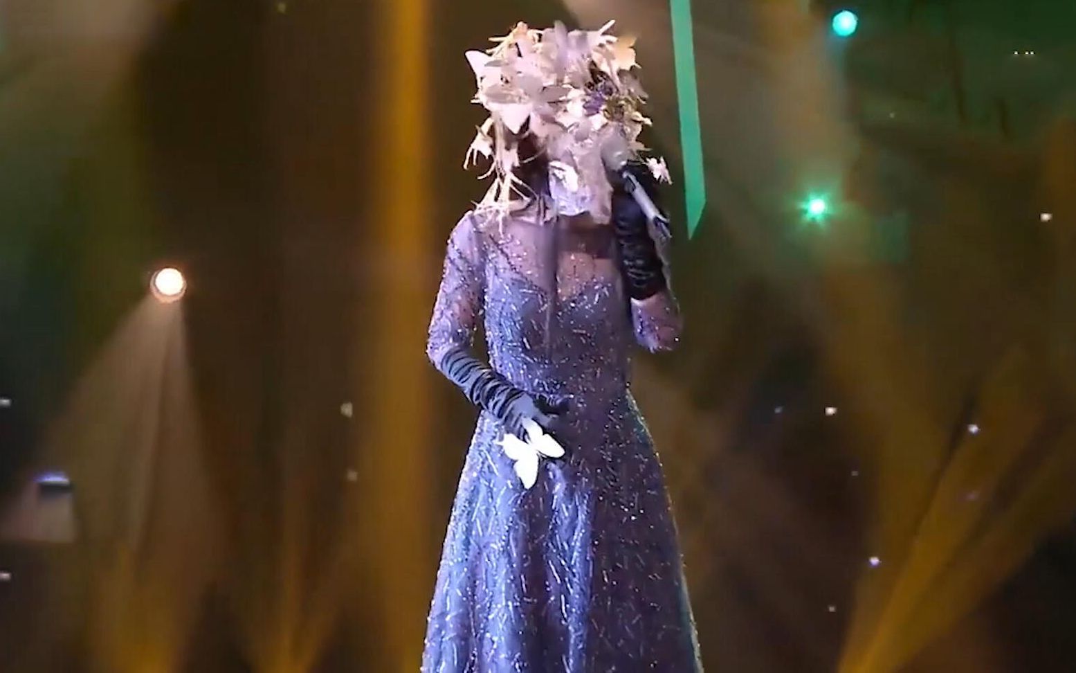 周深女装演唱《身骑白马》,差点没认出来,这嗓音太妖娆了_哔哩哔哩