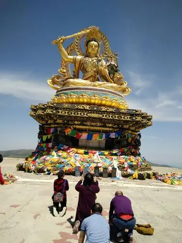 中台顶上新造的文殊菩萨大型塑像,气势恢宏,金碧辉煌.