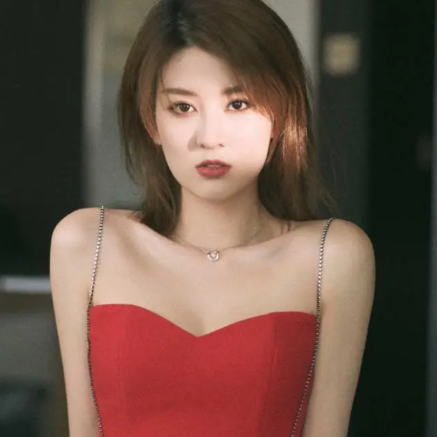 原创乔欣乖乖女形象全无穿一身薄纱裙大秀身材让人看了脸红