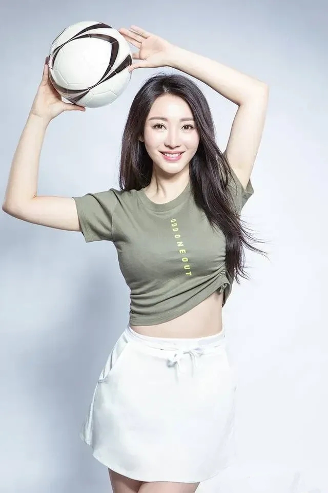 自出道以来,柳岩大多以暴露吸睛的着装出现,圆润饱满的胸型,征服了无