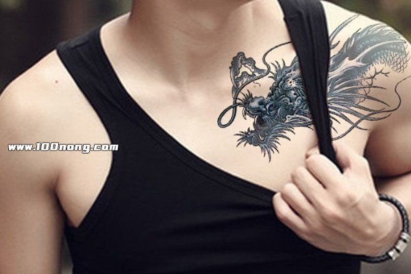 现如今纹身可以说是比较普遍的一种行为,不少人都喜欢在身上纹一些