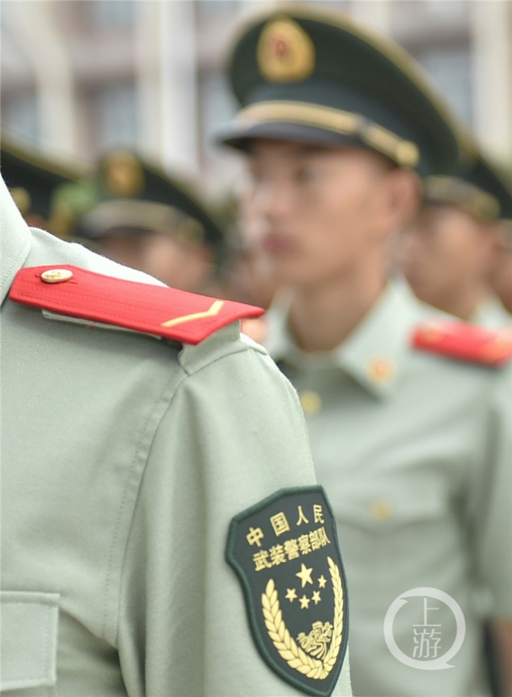 致敬青春成人礼800名武警新兵授衔