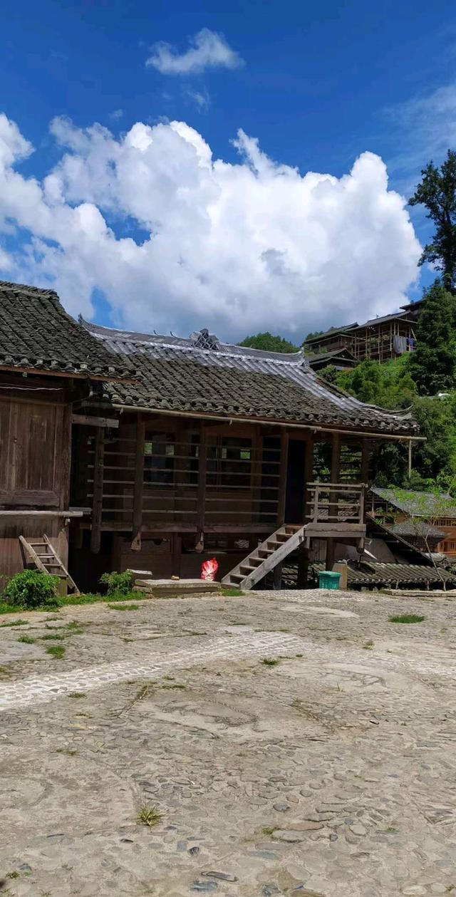 来到贵州黔东南旅游,切勿忘了参观当地民族古老木房,住了几代人的房子