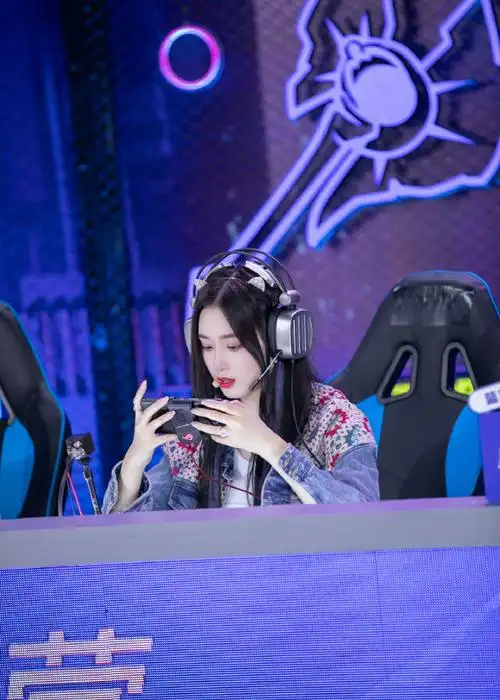 822徐艺洋紫发猫耳电竞少女解锁新挑战峡谷萌新上线