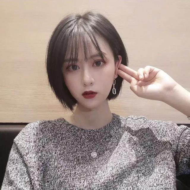 少女感也更为强烈,适合在校的同学,刘海部分可以剪不规则的狗啃刘海