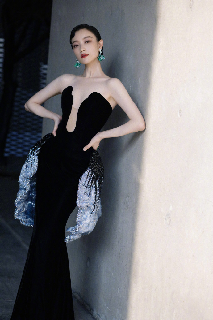 倪妮超话亮相cindy chao展览活动,黑色丝绒深v礼服,点缀着翠绿艺术