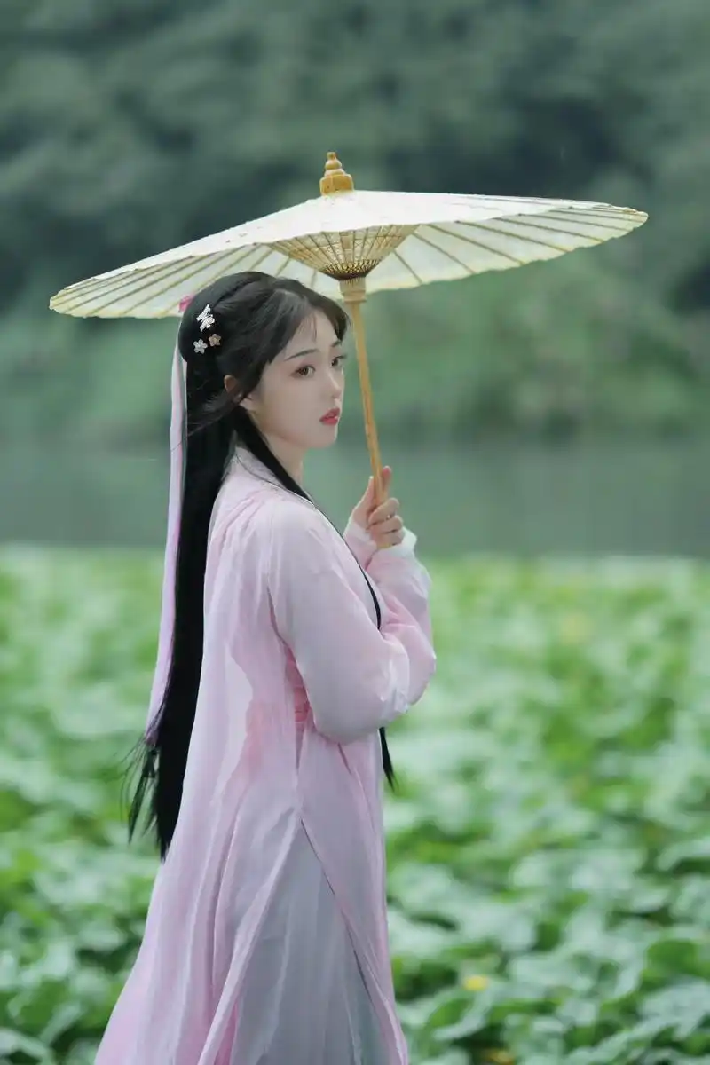 "我想忘记忘记这里一切的痛苦"#古风 #汉服 #古风摄影 # - 抖音