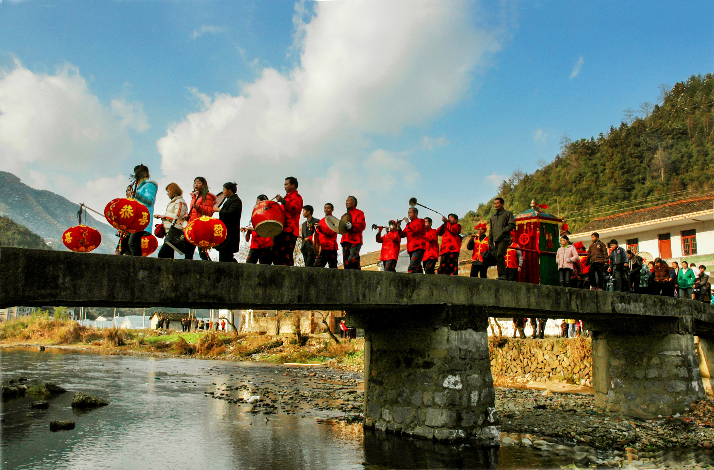 送亲送到小桥头