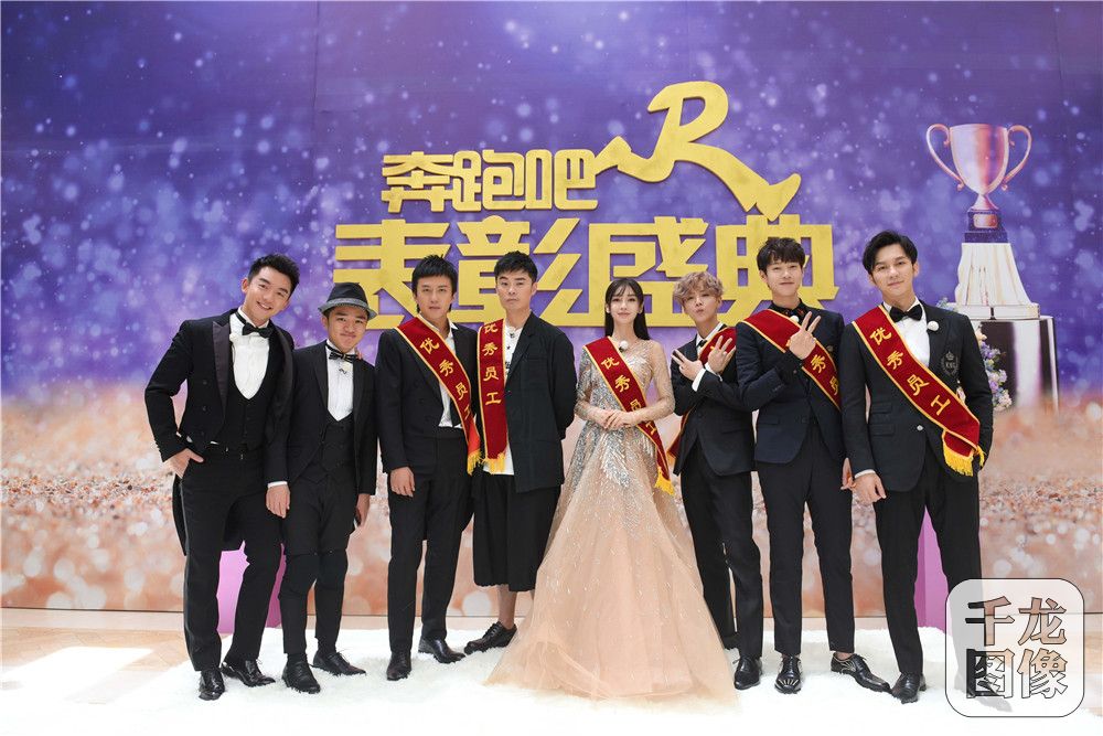 《奔跑吧》邓超下跪"送孩子" 鹿晗竟遭节目组吐槽"太邋遢"?