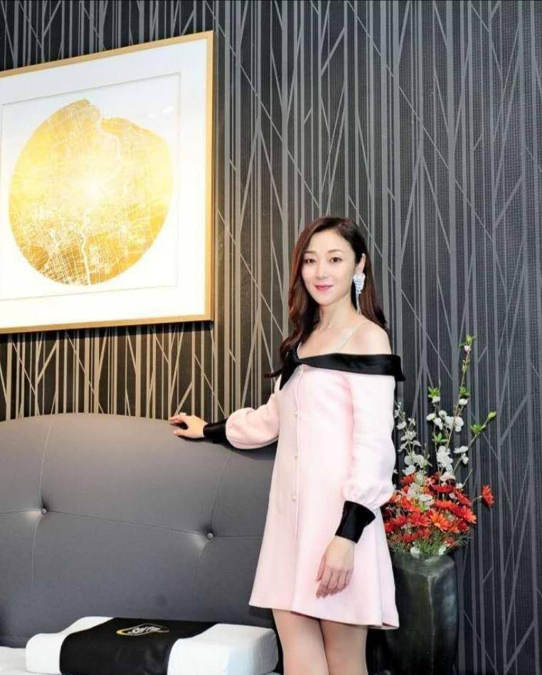 万绮雯真会扮美,一袭黑色薄纱公主裙配小鹿头饰,50岁美成18_连衣裙