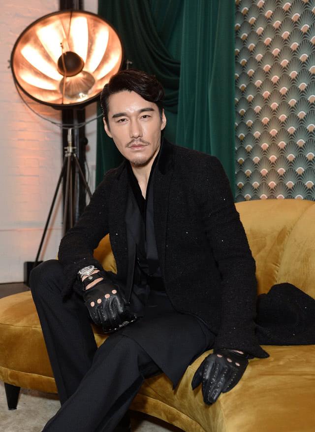 胡兵现身街头,穿大衣戴皮手套酷帅霸道,手握咖啡杯显现反差萌