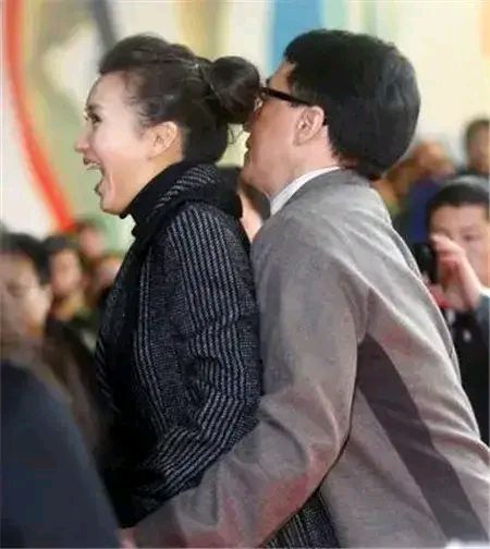 这张照片拍摄于2007年,28岁的陈好与53岁的成龙共同出席一个活动,在一