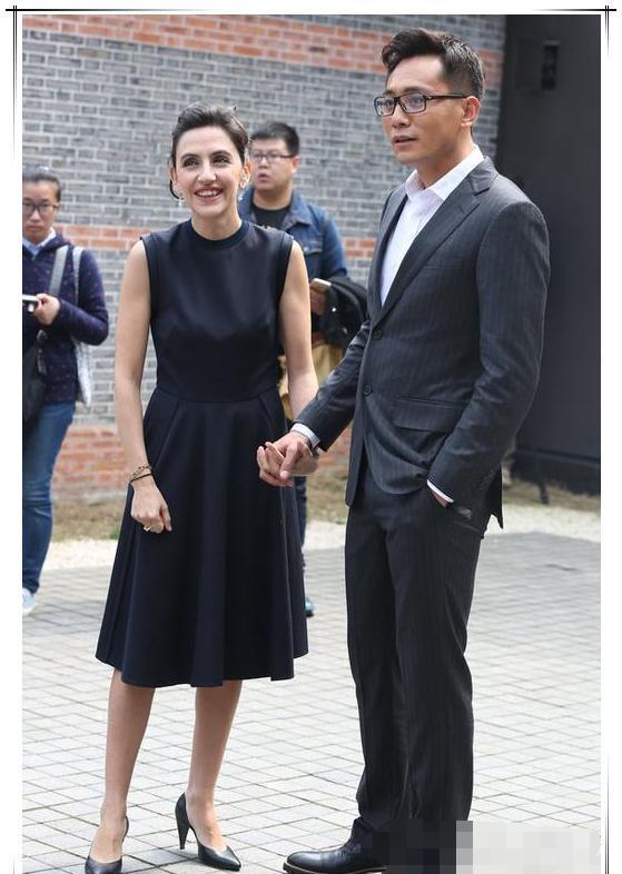 刘烨老婆安娜一改低调风,穿大牌拍大片,气质高级一点不输女明星_穿着