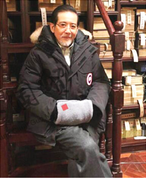 照片中,秦汉身穿中式服装,胡子花白,73岁的他保养得宜,神采奕奕,帅气