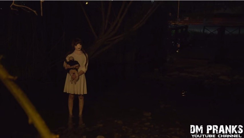 白衣女孩半夜蹲路边啜泣路人上前安慰险被吓死