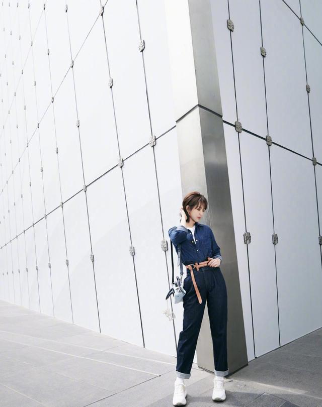 杨紫穿刺绣毛衣有活力,搭配皮裤有个性,迎接春天的样子真美