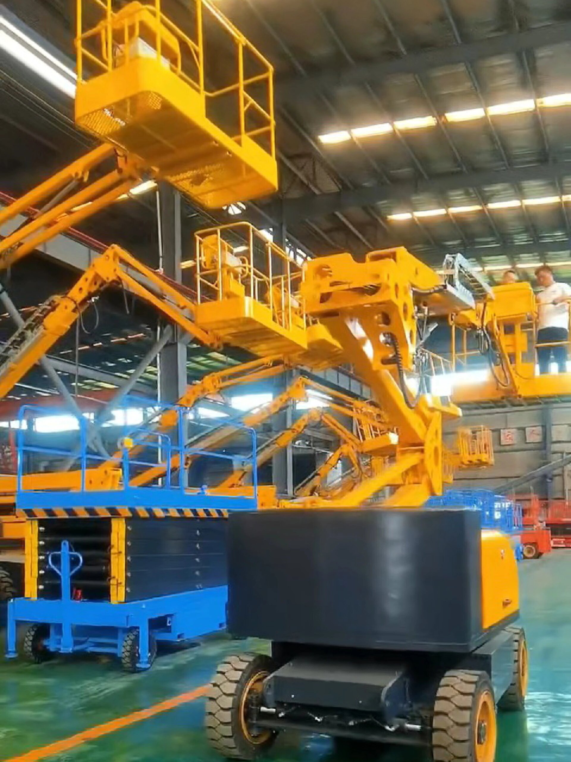 电动全自行曲臂升降机车