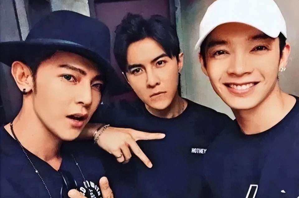 汪东城炎亚纶开呛,细扒两人过往好精彩,网友的嘴更好笑_腾讯新闻