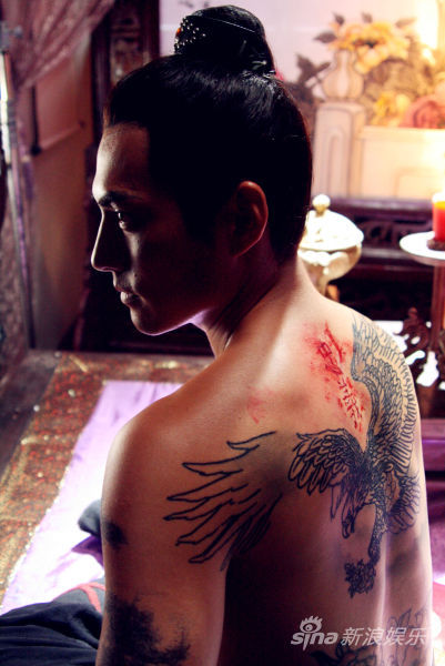 严宽版燕青半裸剧照曝光 被刺"忠义"二字(图)