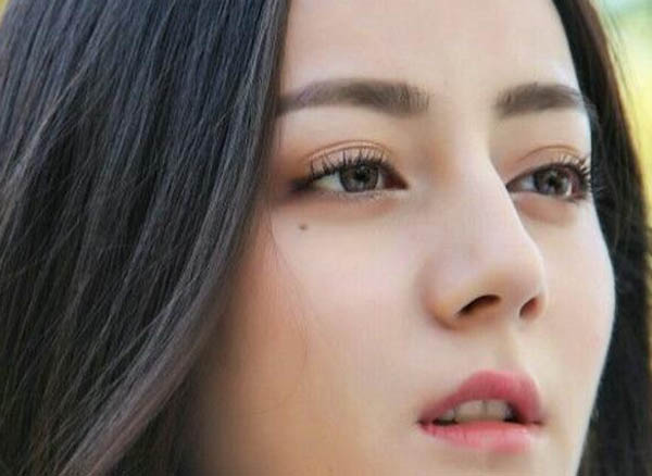 迪丽热巴的泪痣是真的吗听说有泪痣的女孩都很漂亮