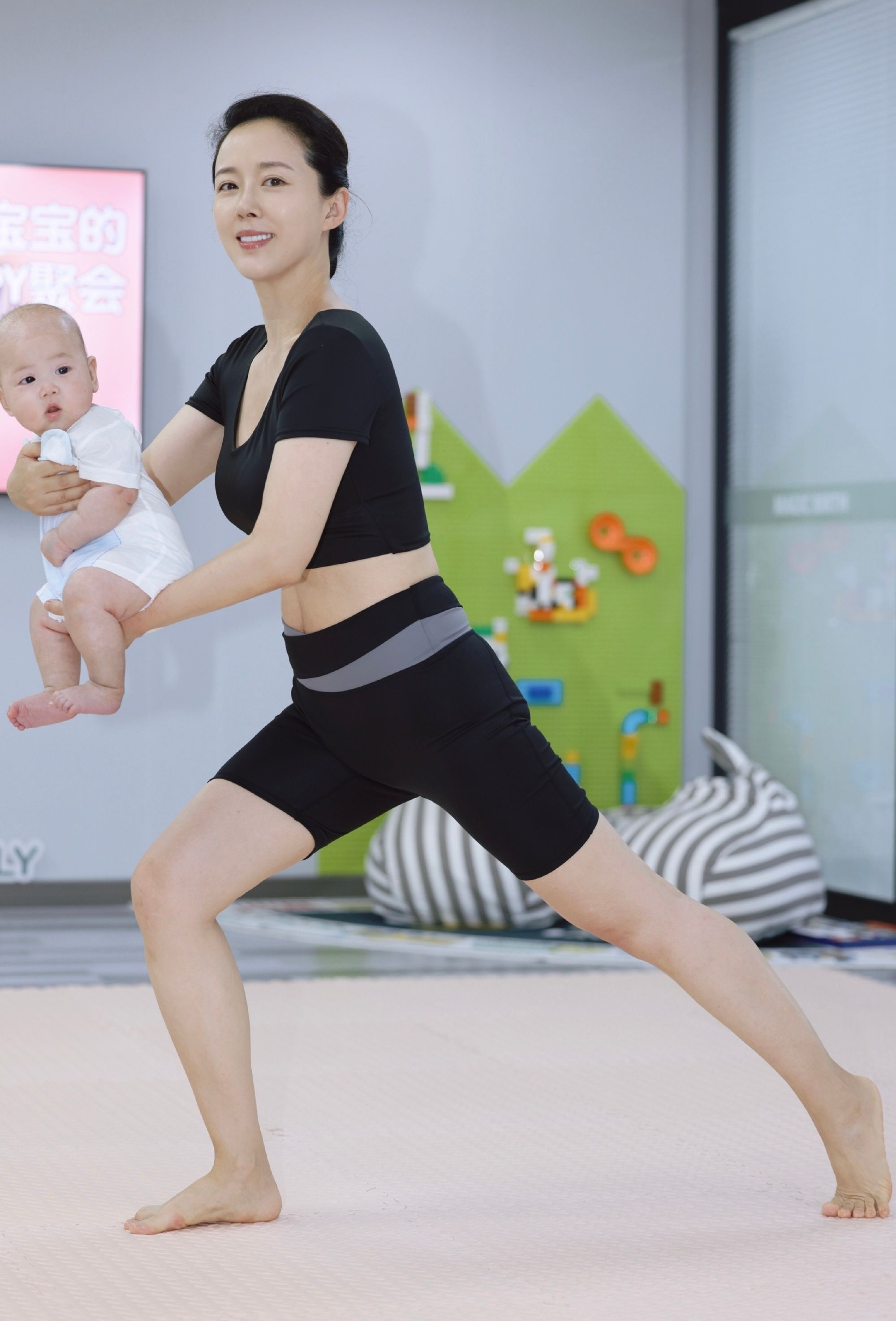 颜丹晨  瑜伽  小蛮腰大长腿